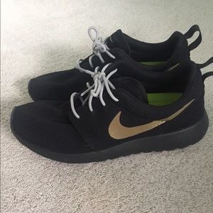 SAVED for buyer - Women’s Nike Roshe Run- Size 10